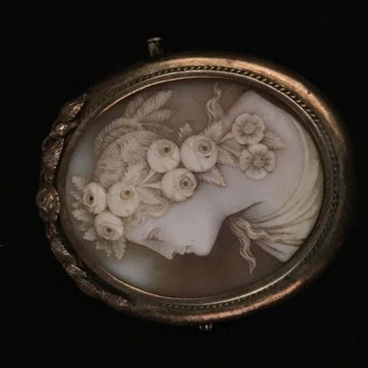 BROCHE pendentif de forme ovale la monture...