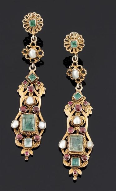 PAIRE DE PENDANTS D'OREILLE en vermeil sertis...