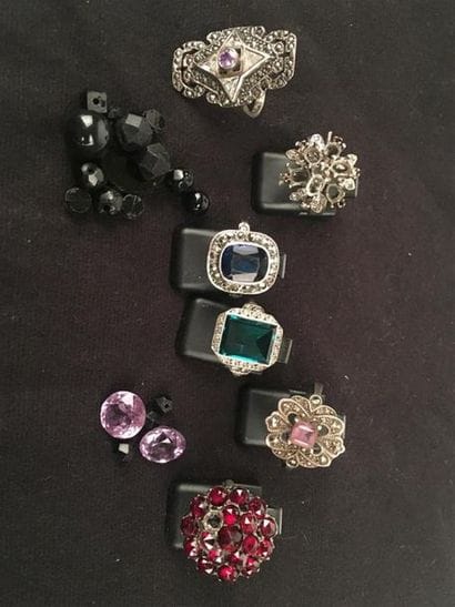 LOT de cinq bagues et une monture de bague...