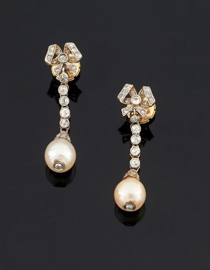 PAIRE DE PENDANTS D'OREILLE en or 750°/oo...