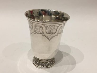 TIMBALE tulipe en argent uni, posant sur...