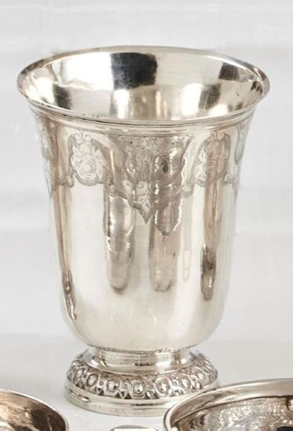 TIMBALE tulipe en argent uni, posant sur...