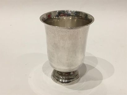 TIMBALE tulipe en argent uni, posant sur...