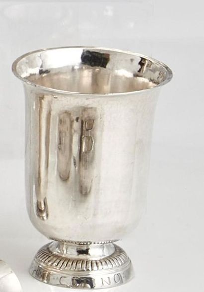 TIMBALE tulipe en argent uni, posant sur...