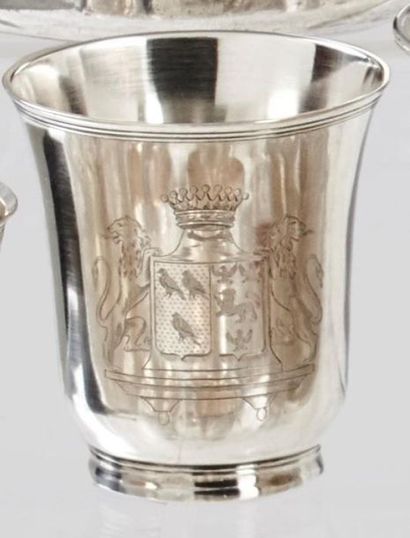 TIMBALE tulipe en argent uni, posant sur...