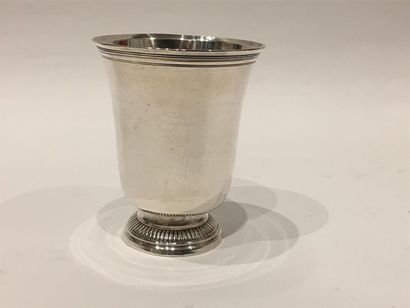 TIMBALE tulipe en argent uni, posant sur...