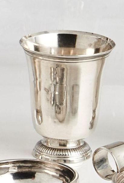 TIMBALE tulipe en argent uni, posant sur...