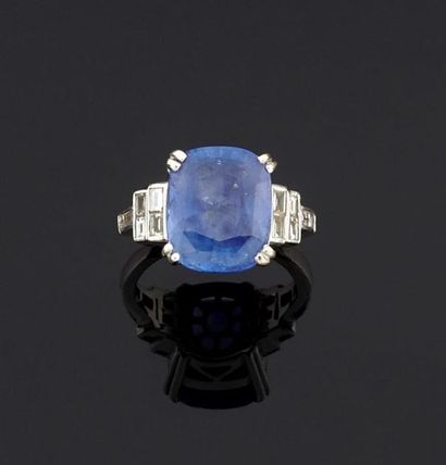 BAGUE en or gris 750°/oo ornée au centre...