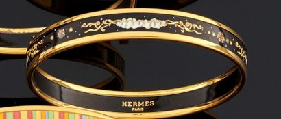 HERMES
Bracelet rigide en métal doré, le...