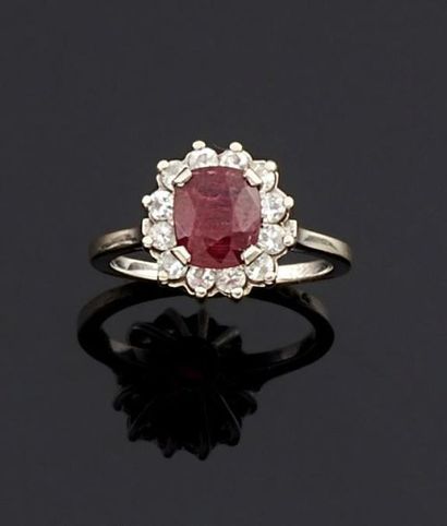 BAGUE en or gris 750°/oo ornée au centre...
