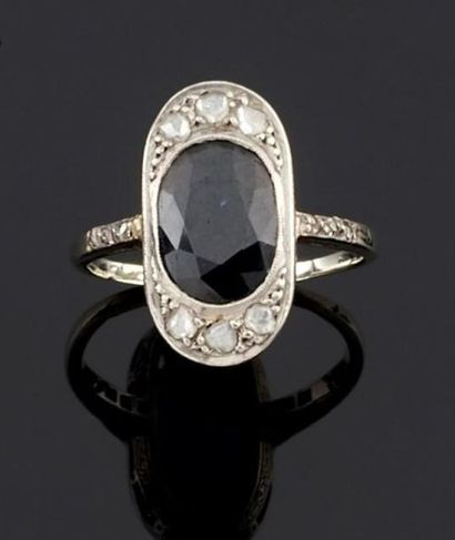 BAGUE en or gris 750°/oo ornée au centre...
