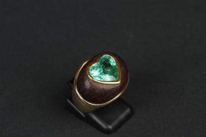 BAGUE en or jaune 750°/oo ornée d'une émeraude...