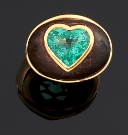 BAGUE en or jaune 750°/oo ornée d'une émeraude...
