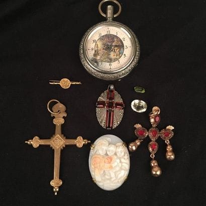 LOT divers en métal comprenant : trois pendentifs...