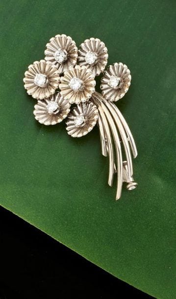 BROCHE en or gris 750°/oo et platine 850°/oo...