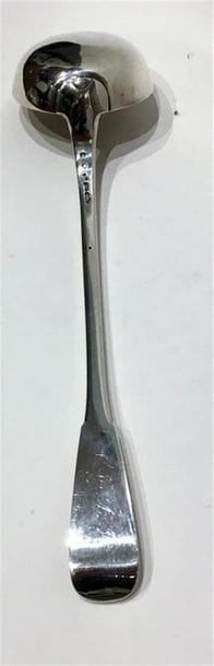 LOUCHE en argent, modèle uni plat monogrammée...