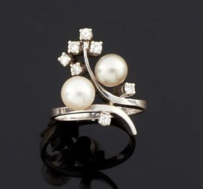 BAGUE en or gris 750°/oo ornée au centre...