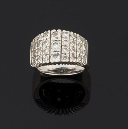 BAGUE en or gris 750°/oo ornée au centre...