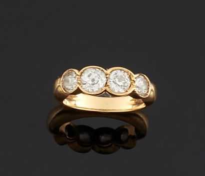 BAGUE en or jaune 750°/oo ornée au centre...