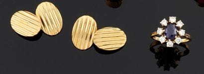 PAIRE DE BOUTONS DE MANCHETTE en or jaune...