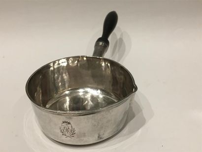 CASSEROLE en argent uni 800°/oo, monogrammée...