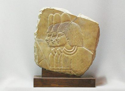 BAS-RELIEF en calcaire gravé d'un groupe...