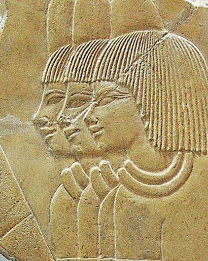 BAS-RELIEF en calcaire gravé d'un groupe...