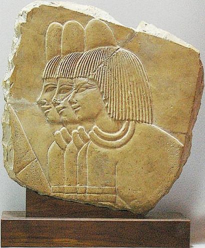 BAS-RELIEF en calcaire gravé d'un groupe...