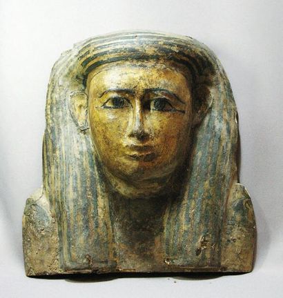 HAUT DE COUVERCLE DE SARCOPHAGE en bois stuqué,...