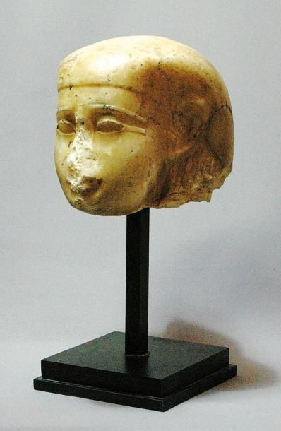 TÊTE PHARAONIQUE en albâtre, coiffée du némès...