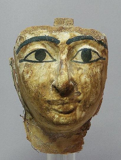 MASQUE DE SARCOPHAGE en bois stuqué et peint....