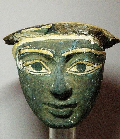 MASQUE DE SARCOPHAGE en bois stuqué et peint...