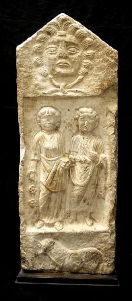 STÈLE de tradition punique, sculptée en bas-relief...