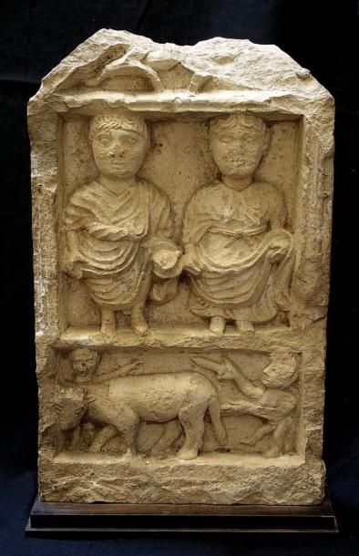 STÈLE sculptée en bas-relief dans le creux,...