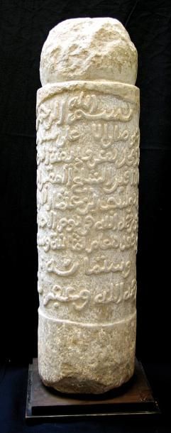 COLONNE CYLINDRIQUE ÉPIGRAPHIQUE en marbre,...