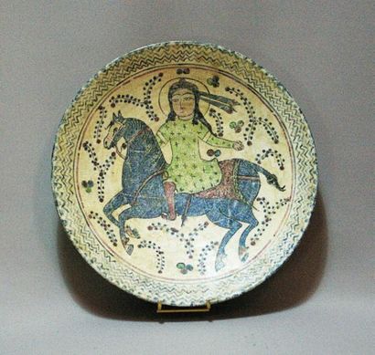 PLAT décoré d'un cavalier auréolé. Polychromie...