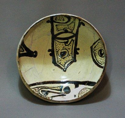 COUPE SUR PIÉDOUCHE à décor géométrique et...