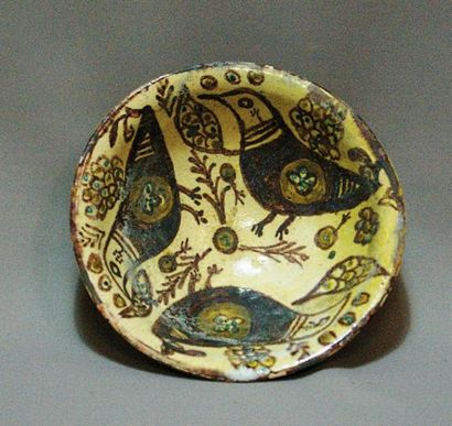 COUPE ornée de trois oiseaux en brun, jaune...