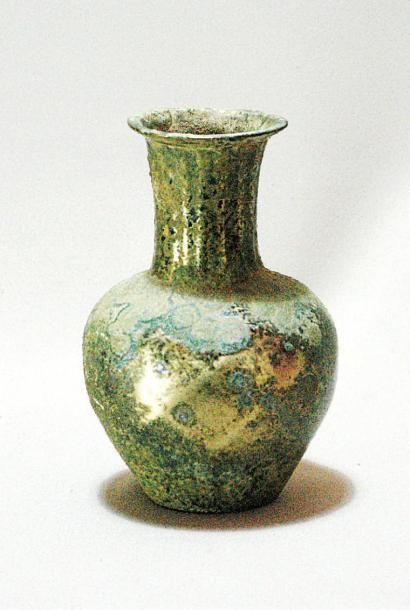 VASE SASSANIDE en bronze blanc à col cannelé...