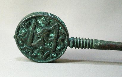 GRANDE ÉPINGLE en bronze ornée d'un médaillon...