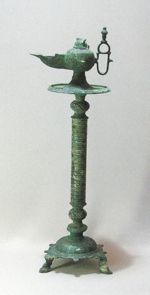 CANDÉLABRE ET LAMPE composé d'une base tripode...