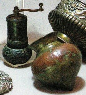 MOULIN À ÉPICES ET VASE-TOUPIE en métal,...