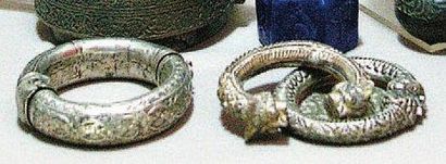 TROIS BRACELETS à tige creuse, en argent...