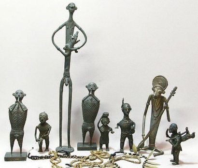 QUATRE FIGURINES en bronze de la tribu des...