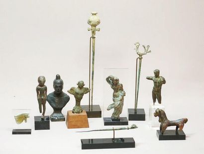 TROIS ÉPINGLES aux extrémités ornées d'une...