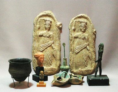 DEUX VASES GALLO-ROMAINS pot à panse carénée...