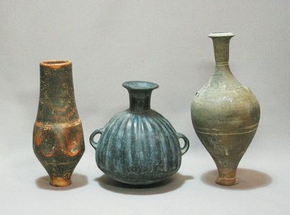 VASE en terre cuite noire à panse ornée de...