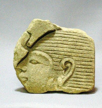FRAGMENT DE RELIEF en calcaire, gravé d'un...