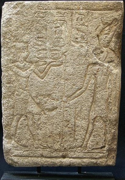 STÈLE BAS-RELIEF représentant Pharaon coiffé...
