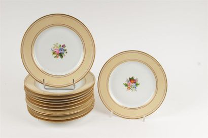 PARIS
Quinze assiettes à dessert en porcelaine...